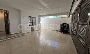 Casa familiar con alberca privada y ubicación estratégica cerca de servicios.