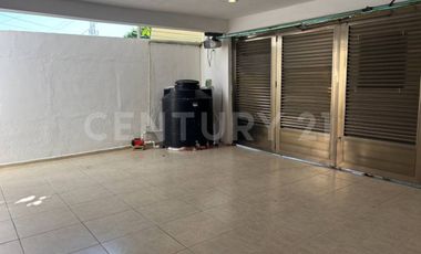 Casa familiar con alberca privada y ubicación estratégica cerca de servicios.