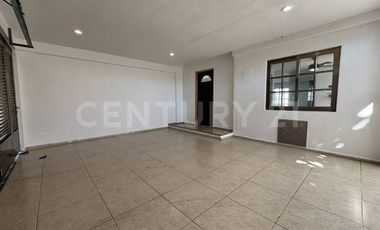 Casa familiar con alberca privada y ubicación estratégica cerca de servicios.