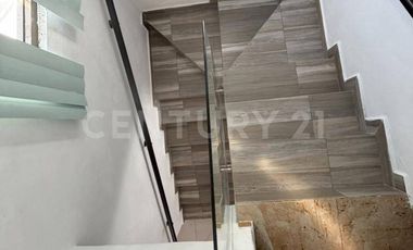 Casa familiar con alberca privada y ubicación estratégica cerca de servicios.