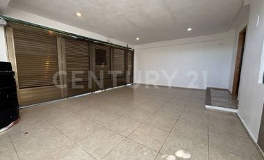 Casa familiar con alberca privada y ubicación estratégica cerca de servicios.
