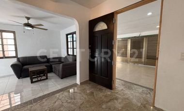 Casa familiar con alberca privada y ubicación estratégica cerca de servicios.