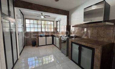 Casa familiar con alberca privada y ubicación estratégica cerca de servicios.