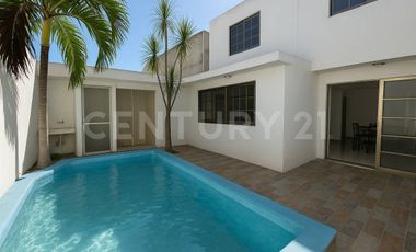 Casa familiar con alberca privada y ubicación estratégica cerca de servicios.