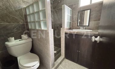 Casa familiar con alberca privada y ubicación estratégica cerca de servicios.