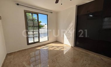 Casa familiar con alberca privada y ubicación estratégica cerca de servicios.