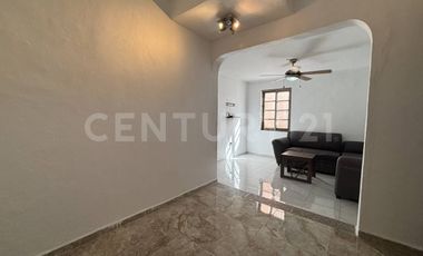 Casa familiar con alberca privada y ubicación estratégica cerca de servicios.