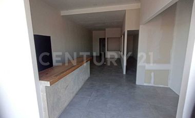 Renta de Locales en Planta Baja en Puebla, en Av. Principal en Plaza Comercial.
