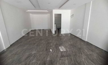 Renta de Locales en Planta Baja en Puebla, en Av. Principal en Plaza Comercial.