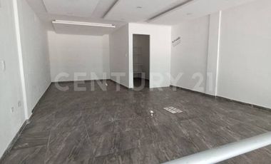 Renta de Locales en Planta Baja en Puebla, en Av. Principal en Plaza Comercial.