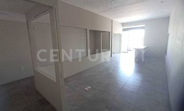 Renta de Locales en Planta Baja en Puebla, en Av. Principal en Plaza Comercial.