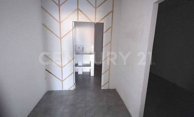 Renta de Locales en Planta Baja en Puebla, en Av. Principal en Plaza Comercial.