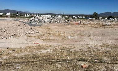 Terreno comercial en Renta en Avenida Universidad, SJR, Querétaro.