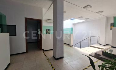 Local Comercial con oficinas y bodega en Colonia Chulavista Puebla