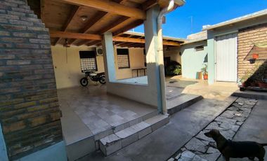 CASA ESQUINA. AMOBLADA. APTA CRÉDITO, CHIMBAS.