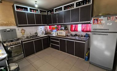 CASA ESQUINA. AMOBLADA. APTA CRÉDITO, CHIMBAS.