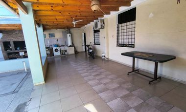 CASA ESQUINA. AMOBLADA. APTA CRÉDITO, CHIMBAS.