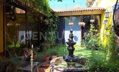 CASA EN VENTA, AMPLIA ESTILO COLIMOTA , ACABADOS ACABADOS EN MADERA DE LUJO