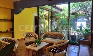 CASA EN VENTA, AMPLIA ESTILO COLIMOTA , ACABADOS ACABADOS EN MADERA DE LUJO