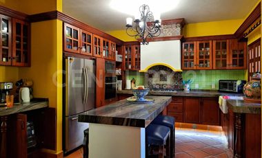 CASA EN VENTA, AMPLIA ESTILO COLIMOTA , ACABADOS ACABADOS EN MADERA DE LUJO