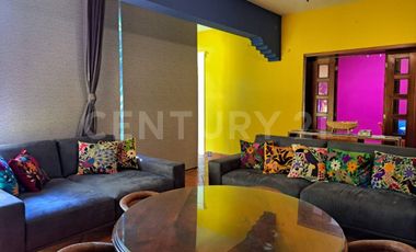 CASA EN VENTA, AMPLIA ESTILO COLIMOTA , ACABADOS ACABADOS EN MADERA DE LUJO