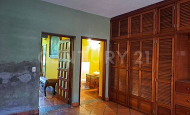 CASA EN VENTA, AMPLIA ESTILO COLIMOTA , ACABADOS ACABADOS EN MADERA DE LUJO