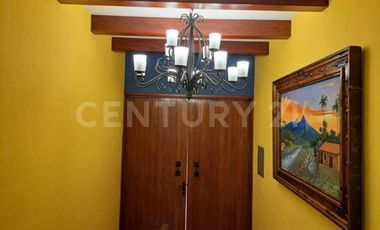 CASA EN VENTA, AMPLIA ESTILO COLIMOTA , ACABADOS ACABADOS EN MADERA DE LUJO