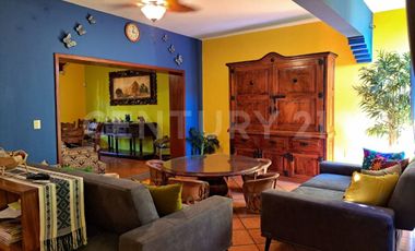 CASA EN VENTA, AMPLIA ESTILO COLIMOTA , ACABADOS ACABADOS EN MADERA DE LUJO