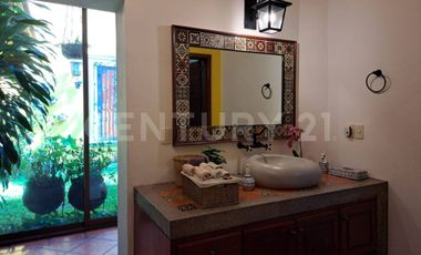 CASA EN VENTA, AMPLIA ESTILO COLIMOTA , ACABADOS ACABADOS EN MADERA DE LUJO