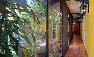 CASA EN VENTA, AMPLIA ESTILO COLIMOTA , ACABADOS ACABADOS EN MADERA DE LUJO