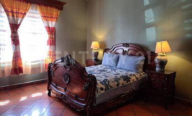 CASA EN VENTA, AMPLIA ESTILO COLIMOTA , ACABADOS ACABADOS EN MADERA DE LUJO