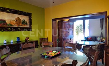 CASA EN VENTA, AMPLIA ESTILO COLIMOTA , ACABADOS ACABADOS EN MADERA DE LUJO