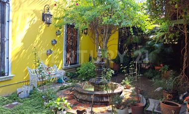 CASA EN VENTA, AMPLIA ESTILO COLIMOTA , ACABADOS ACABADOS EN MADERA DE LUJO