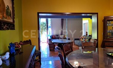 CASA EN VENTA, AMPLIA ESTILO COLIMOTA , ACABADOS ACABADOS EN MADERA DE LUJO