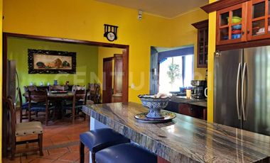 CASA EN VENTA, AMPLIA ESTILO COLIMOTA , ACABADOS ACABADOS EN MADERA DE LUJO