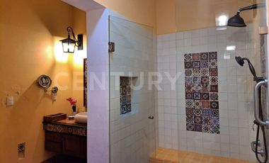 CASA EN VENTA, AMPLIA ESTILO COLIMOTA , ACABADOS ACABADOS EN MADERA DE LUJO