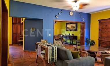 CASA EN VENTA, AMPLIA ESTILO COLIMOTA , ACABADOS ACABADOS EN MADERA DE LUJO