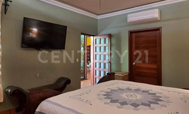 CASA EN VENTA, AMPLIA ESTILO COLIMOTA , ACABADOS ACABADOS EN MADERA DE LUJO