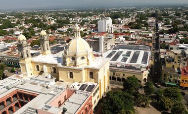 CASA EN VENTA, AMPLIA ESTILO COLIMOTA , ACABADOS ACABADOS EN MADERA DE LUJO