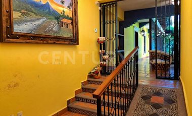 CASA EN VENTA, AMPLIA ESTILO COLIMOTA , ACABADOS ACABADOS EN MADERA DE LUJO