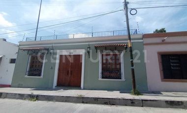 CASA EN VENTA, AMPLIA ESTILO COLIMOTA , ACABADOS ACABADOS EN MADERA DE LUJO
