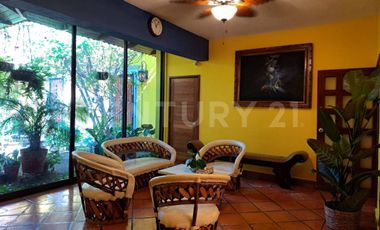 CASA EN VENTA, AMPLIA ESTILO COLIMOTA , ACABADOS ACABADOS EN MADERA DE LUJO