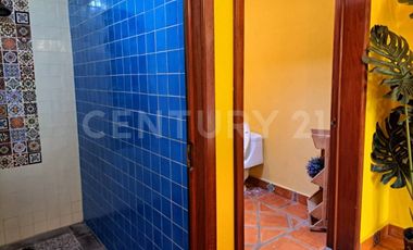CASA EN VENTA, AMPLIA ESTILO COLIMOTA , ACABADOS ACABADOS EN MADERA DE LUJO