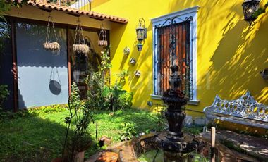 CASA EN VENTA, AMPLIA ESTILO COLIMOTA , ACABADOS ACABADOS EN MADERA DE LUJO