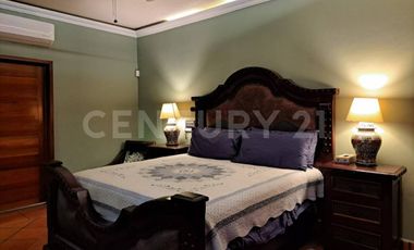 CASA EN VENTA, AMPLIA ESTILO COLIMOTA , ACABADOS ACABADOS EN MADERA DE LUJO