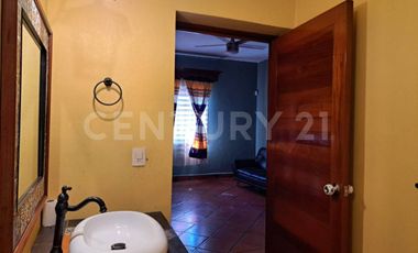CASA EN VENTA, AMPLIA ESTILO COLIMOTA , ACABADOS ACABADOS EN MADERA DE LUJO