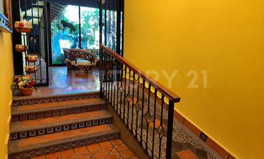 CASA EN VENTA, AMPLIA ESTILO COLIMOTA , ACABADOS ACABADOS EN MADERA DE LUJO