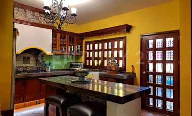 CASA EN VENTA, AMPLIA ESTILO COLIMOTA , ACABADOS ACABADOS EN MADERA DE LUJO