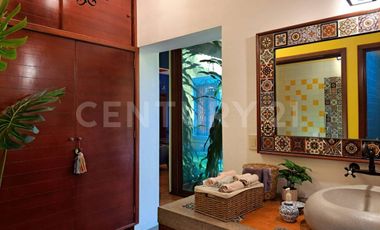 CASA EN VENTA, AMPLIA ESTILO COLIMOTA , ACABADOS ACABADOS EN MADERA DE LUJO