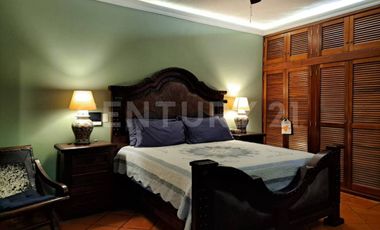 CASA EN VENTA, AMPLIA ESTILO COLIMOTA , ACABADOS ACABADOS EN MADERA DE LUJO